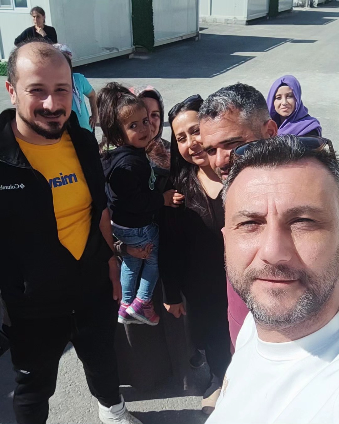 Antakya da 2 ayrı Konteyner Kentte Ayakkabı Dağıtımlarını